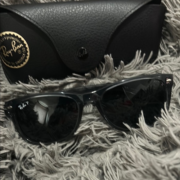 Ray-Ban Black Wayfarer Sunglasses Timeless Design